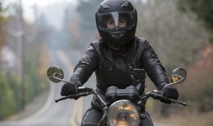 une femme conduisant une moto