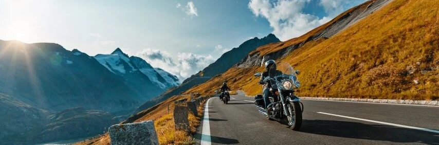 une moto, une route, un beau paysage